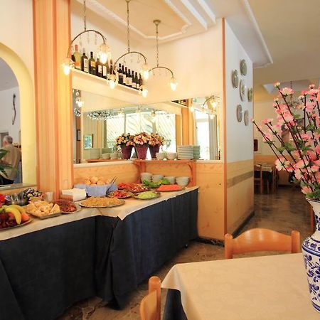 Hotel Moby Dick Rimini Bagian luar foto
